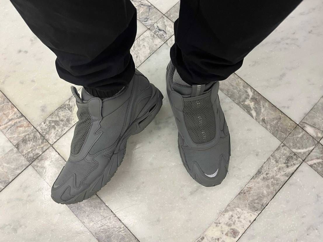 ミズノウェーブライダーのスリッポン、かなり愛用しています。カラーリングは冬っぽい