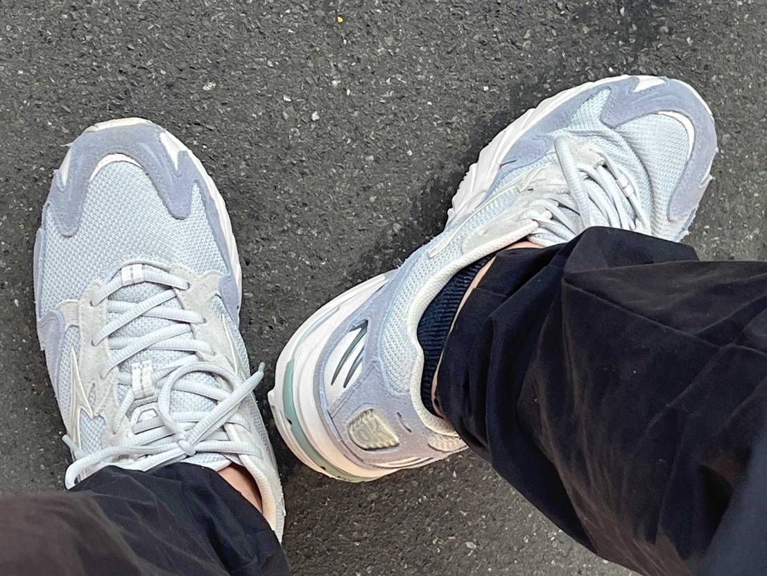 WAVE RIDER10。淡いブルーグレーが夏っぽくて好みです。ソールの独特な形