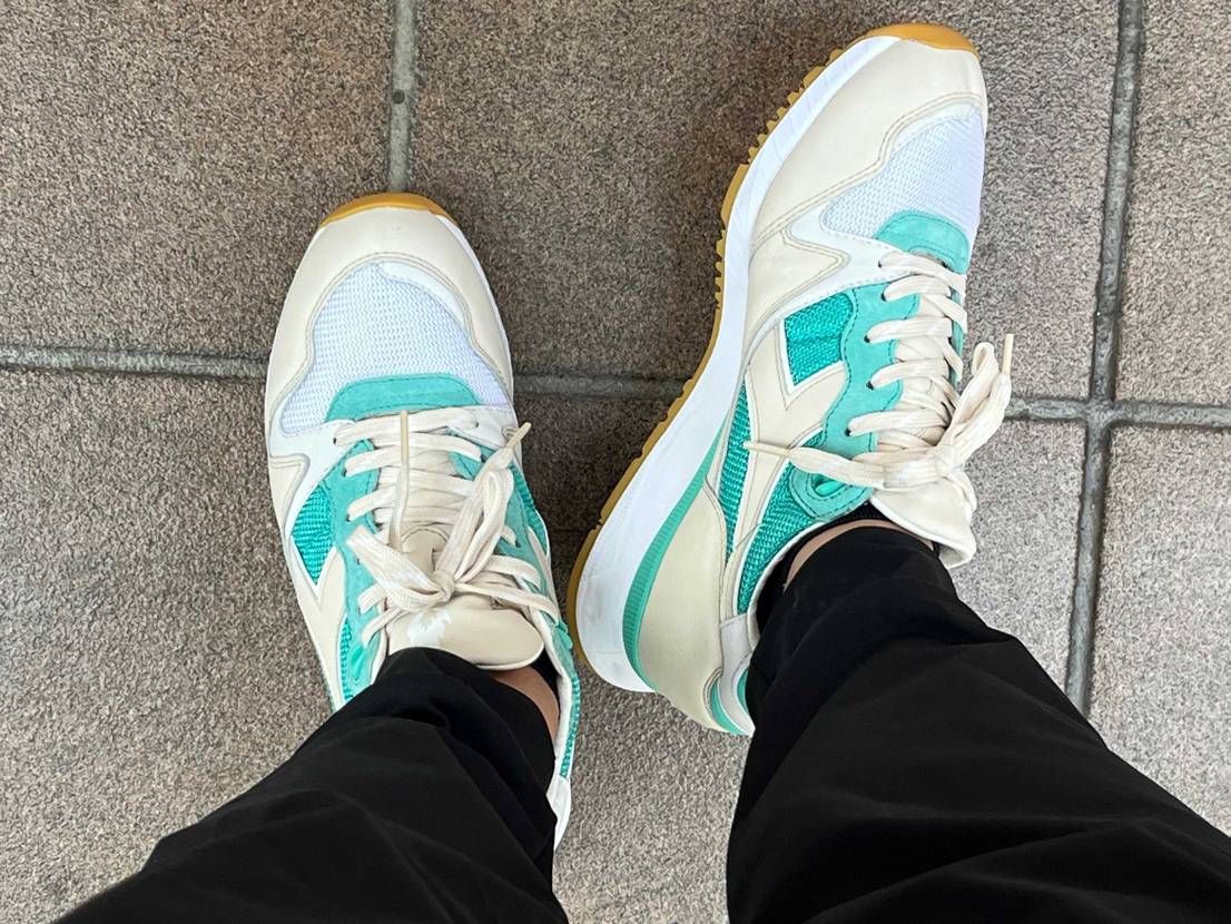 このV7000はやはり素晴らしいです。N9000と比べややタイトですが、レザーと