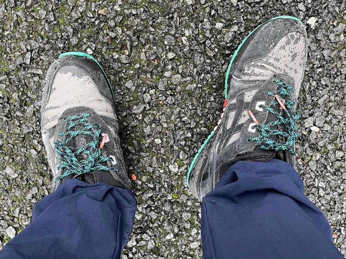 朝からドタバタしてようやく落ちつく。
こう見えて靴の中は無事です