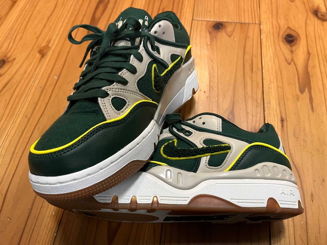 公式から届きました！
スウッシュがモコモコでフェルト生地もあり面白いスニーカー