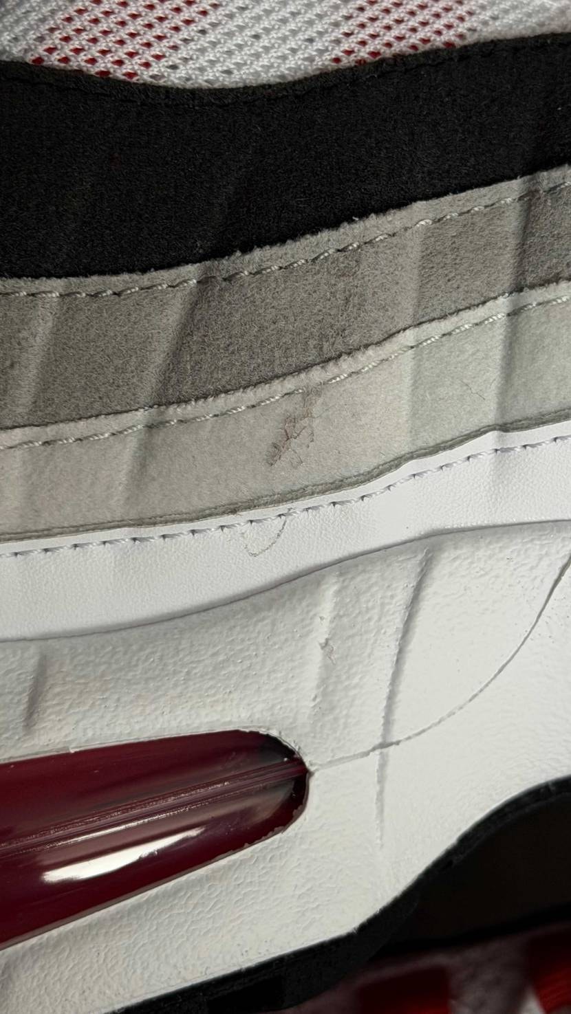 届いたのですが接着剤汚れ？で少しテンション下がってます。ガンガン履くからいいけど