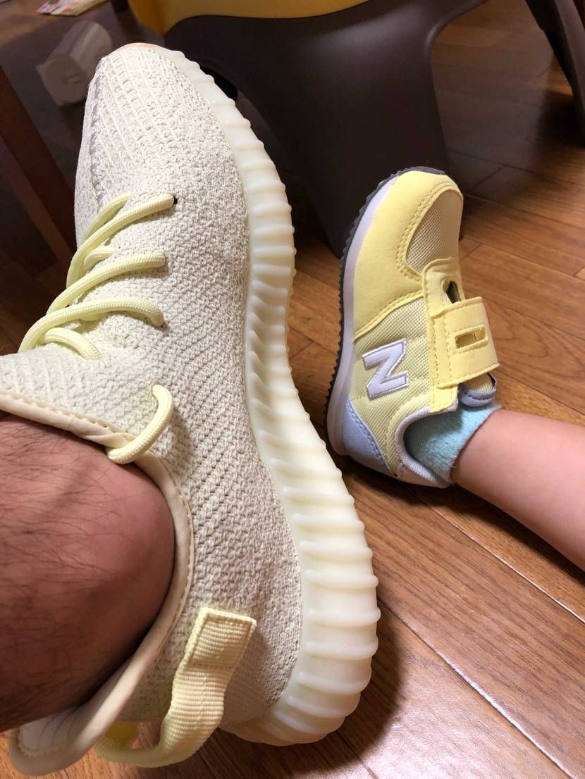 娘のニューバランス届いて試着させてたら、パパのバナナと一緒っ