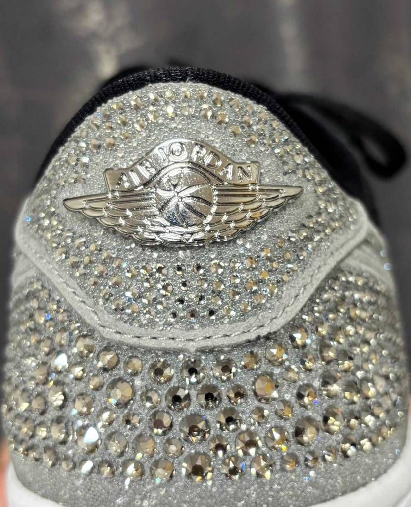 💎💖
ほぼ定価まで落ちてたので買いました。
布製かと思っ