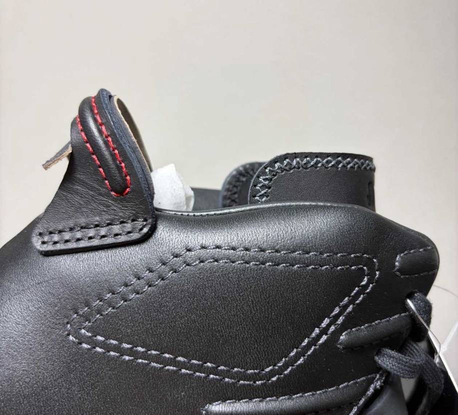 プラパーツがレザーに変わってるのは知ってたけど、まさかアウト