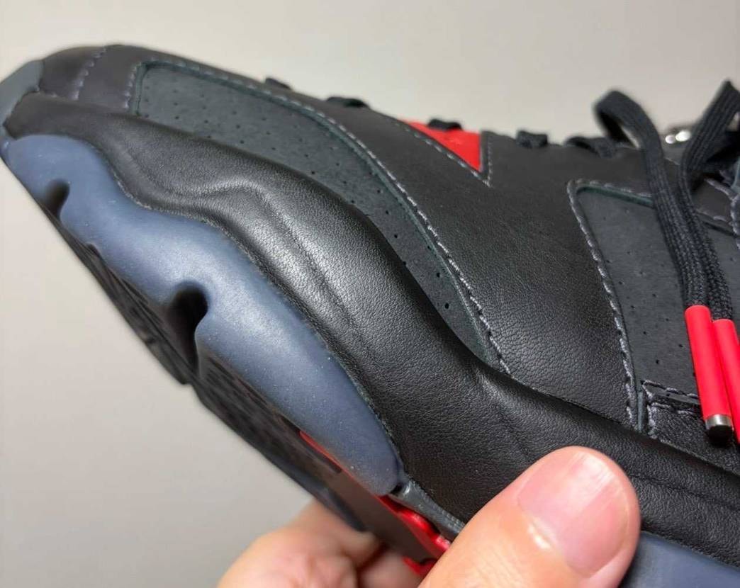 プラパーツがレザーに変わってるのは知ってたけど、まさかアウト