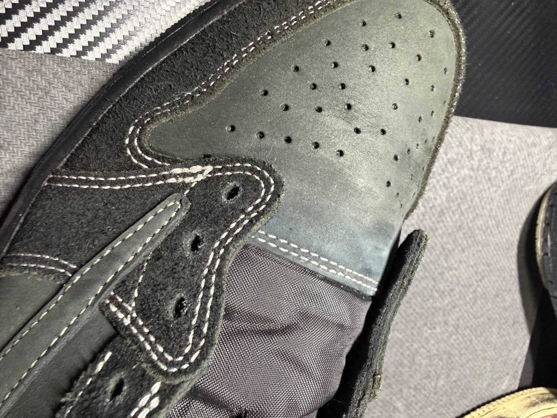 この色あせ？濡らしたら黒に戻るのですが、乾いたら緑色に戻って