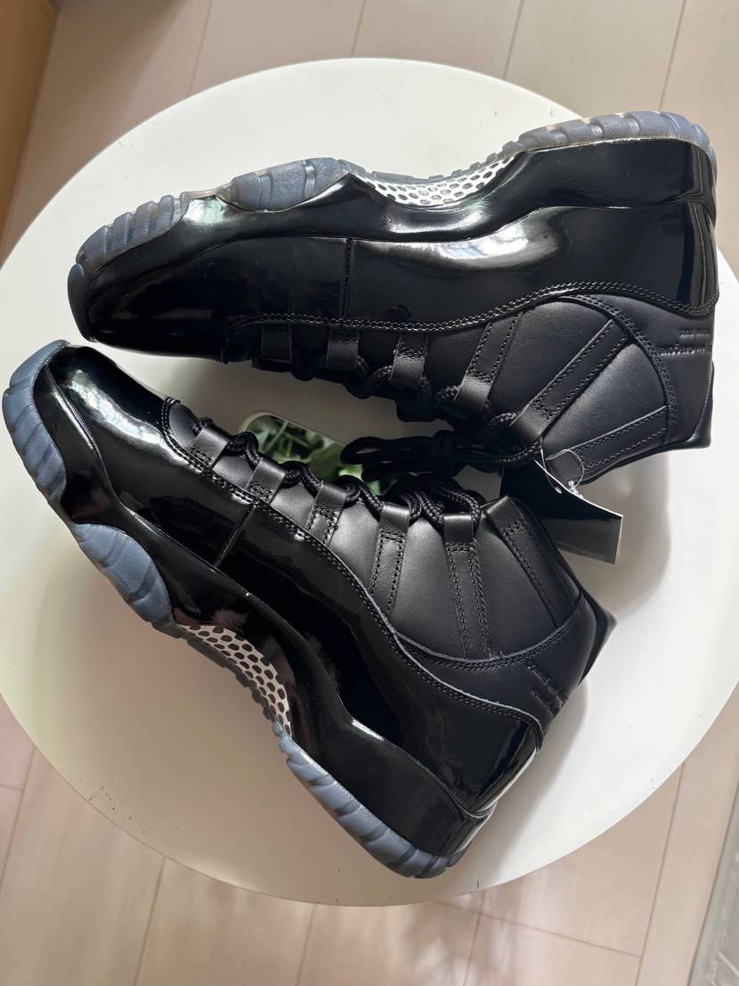 実物見る程度で行ったつもりが、購入してしまった💸
見た目はほぼ黒いAJ11の
