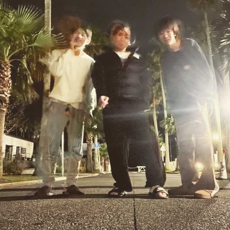 な 