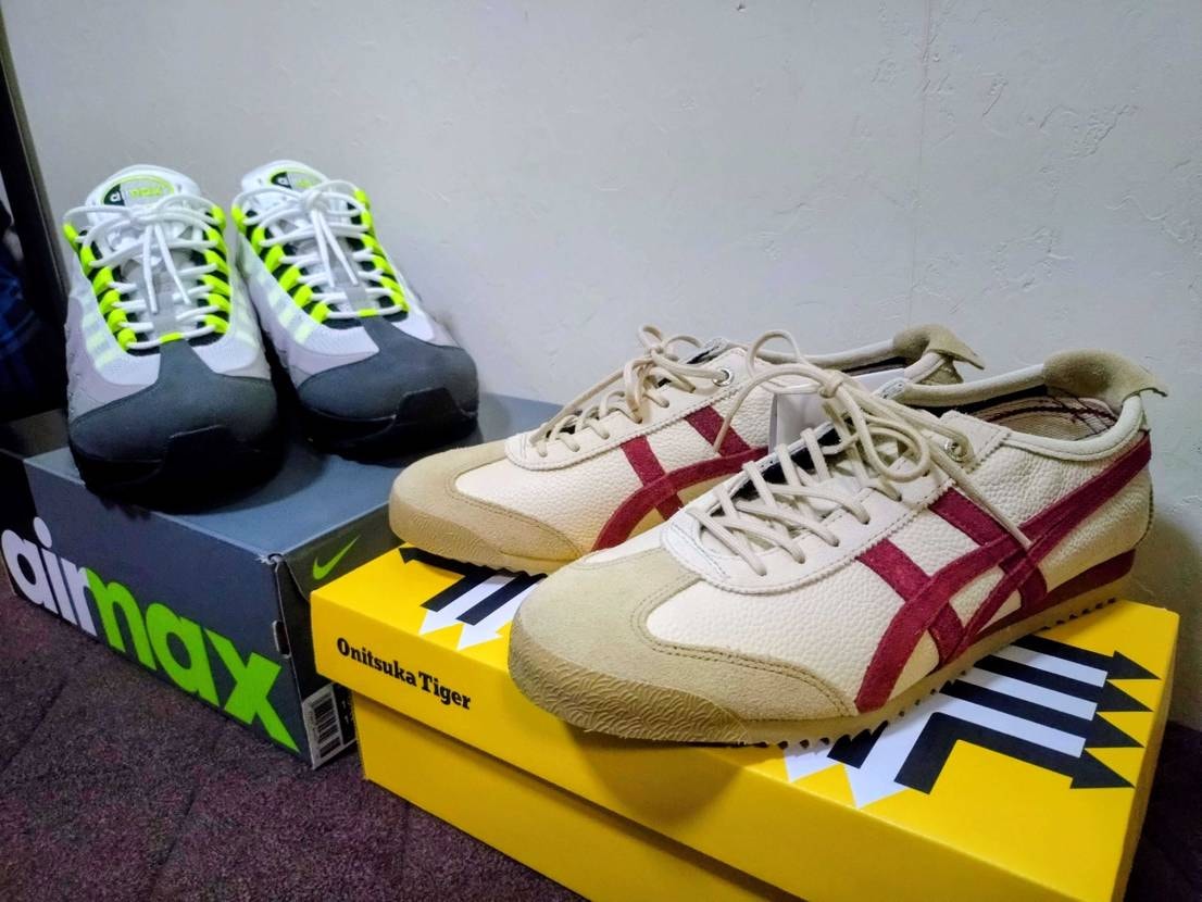 昨日は自分のイエローグラデ到着🙂
今日は嫁さんのオニツカタイガーが届きました！