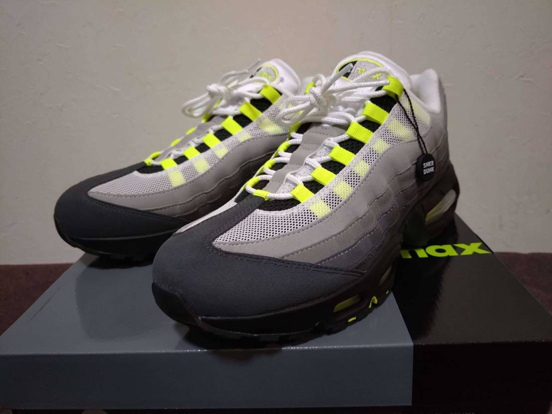 atmosで落選したくやしさから
スニダンで購入したイエローグラデ到着😀
め