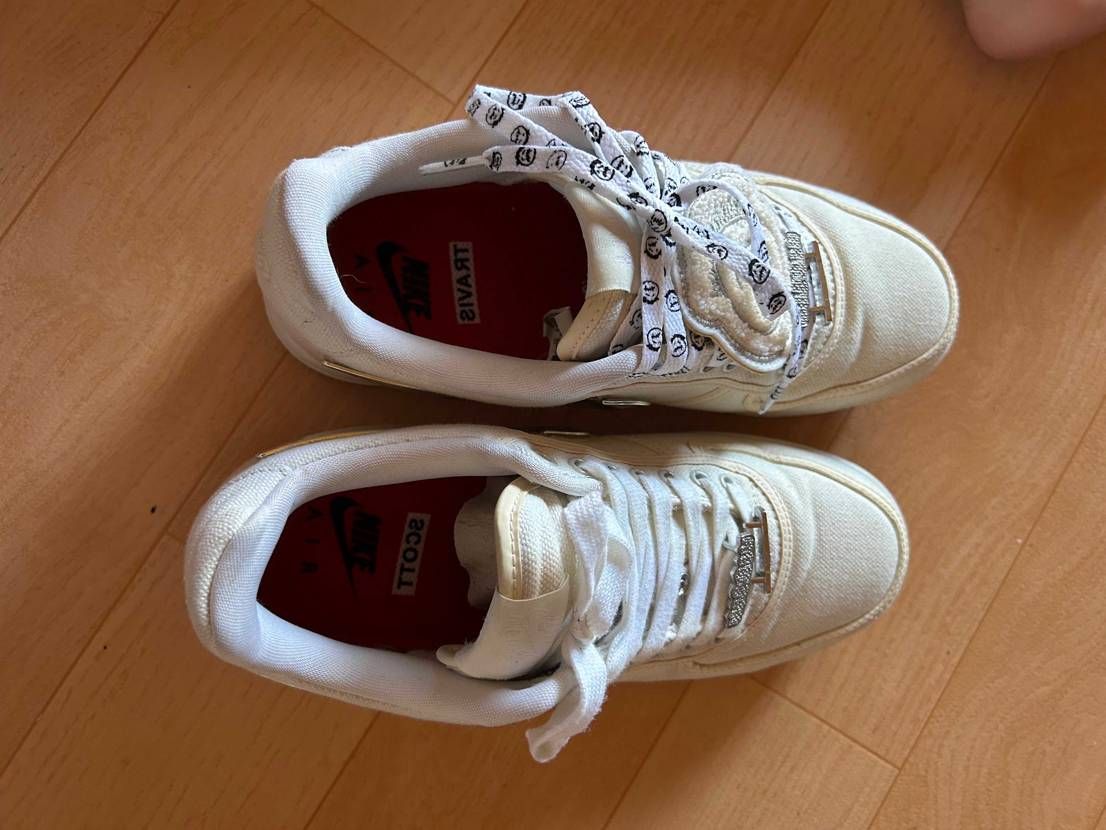 この靴紐どっちがいいと思いますか？
意見ください