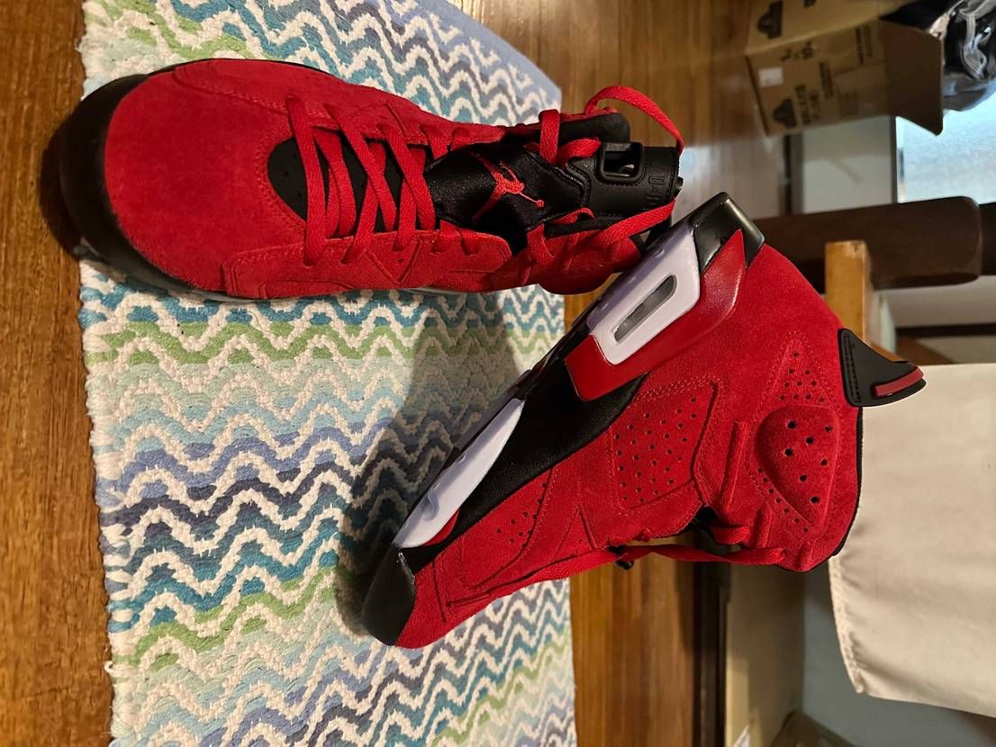 デニムのAJ6に続き
赤の エアジョーダン6 レトロ "トロブラボー"
赤が