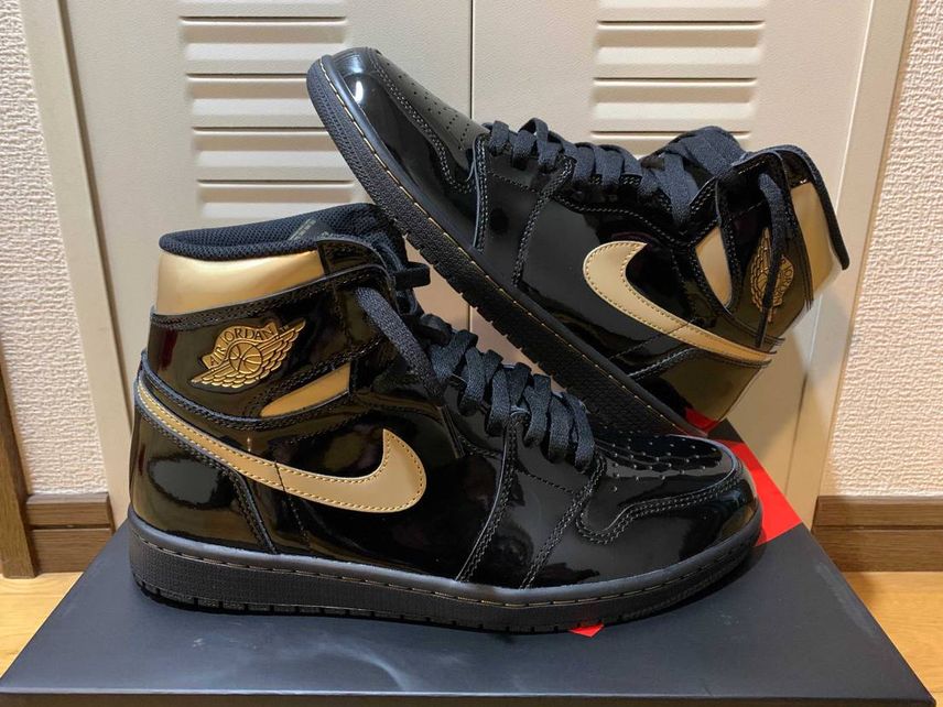 最近スニーカーにハマって初AJ1!初当選!!エナメルどうかなーとも思ったけど、履
