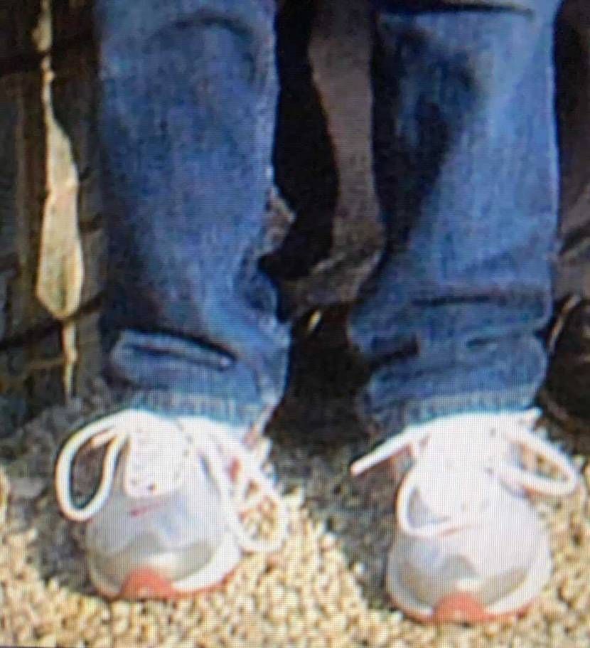 どなたかこちらの写真のスニーカーのモデル分かる人いますでしょうか？
2002年