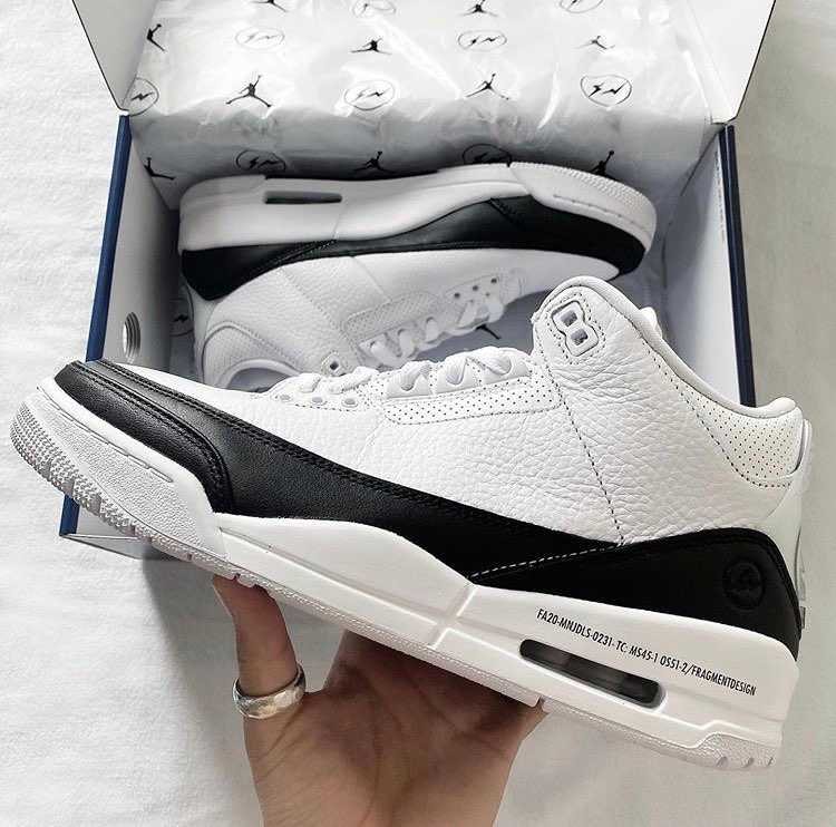 藤原ヒロシ知らないしAIRJORDAN3全く知らないけどプレ値ついてるからチェキ