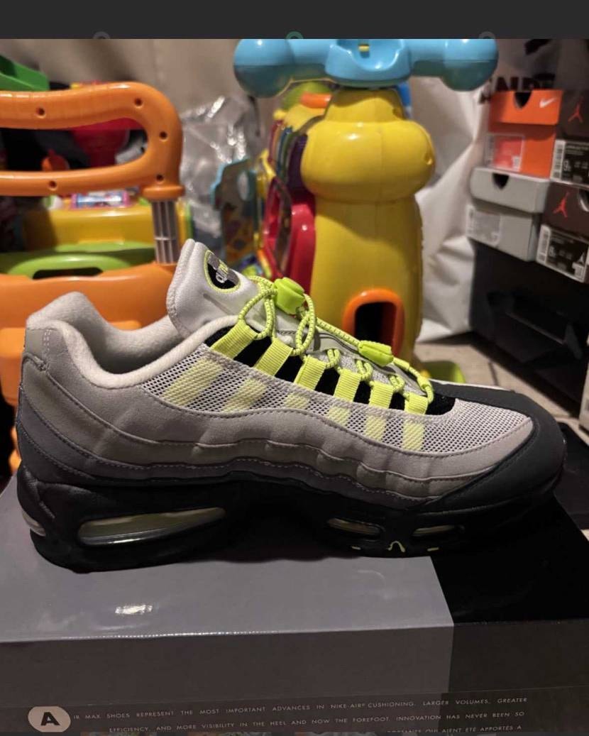 シューレースを変えてみました。
個人的にはいい感じと思いますが。
プレ値購入