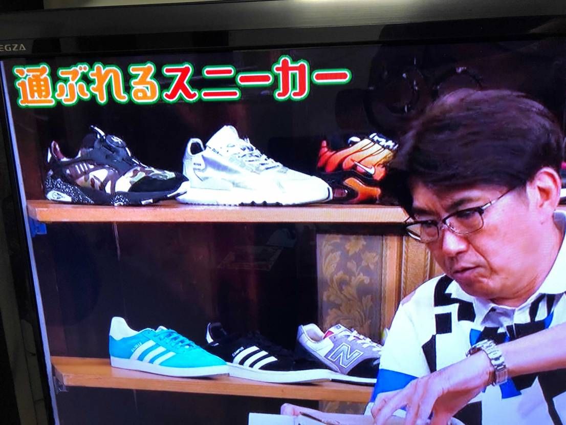 このタカさんの後ろにあった黒とカモのスニーカー何かわかる人いますか？
