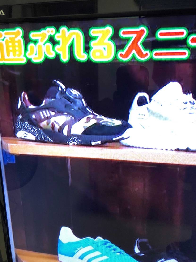 このタカさんの後ろにあった黒とカモのスニーカー何かわかる人い