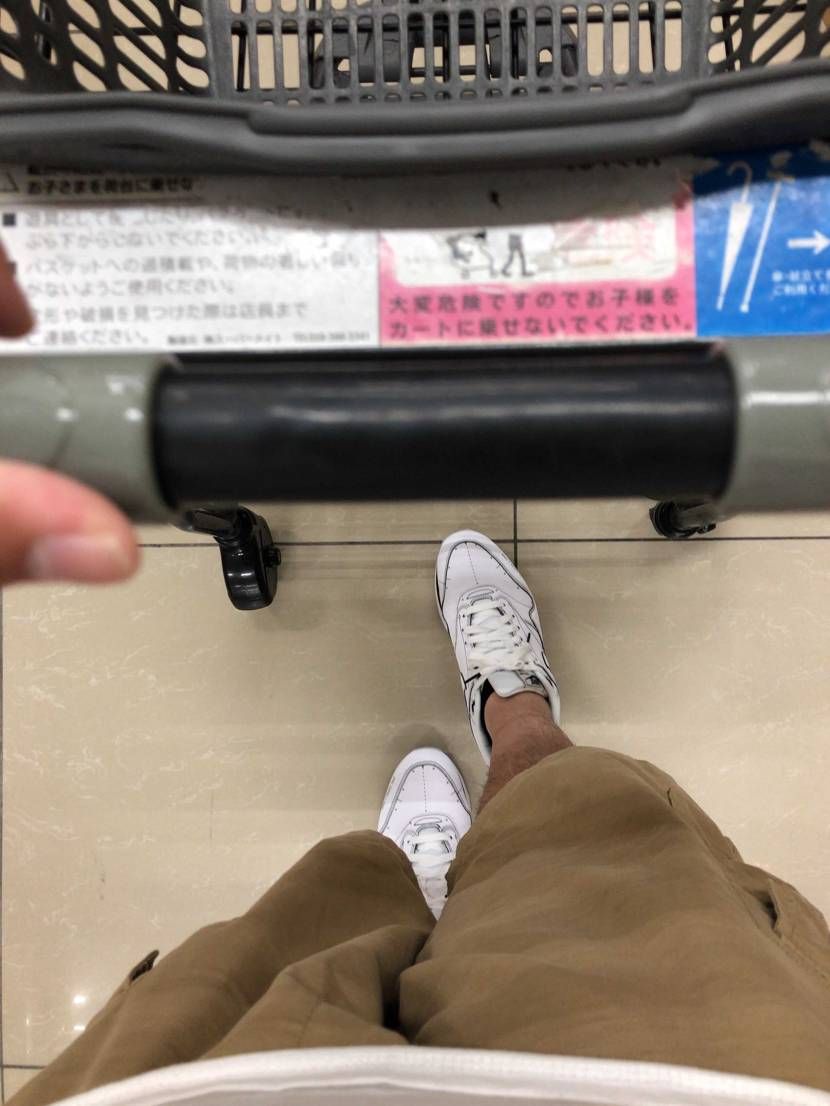 スニーカー履いて買い出し行ったらスーパー内股になります...(車輪に擦れたくない