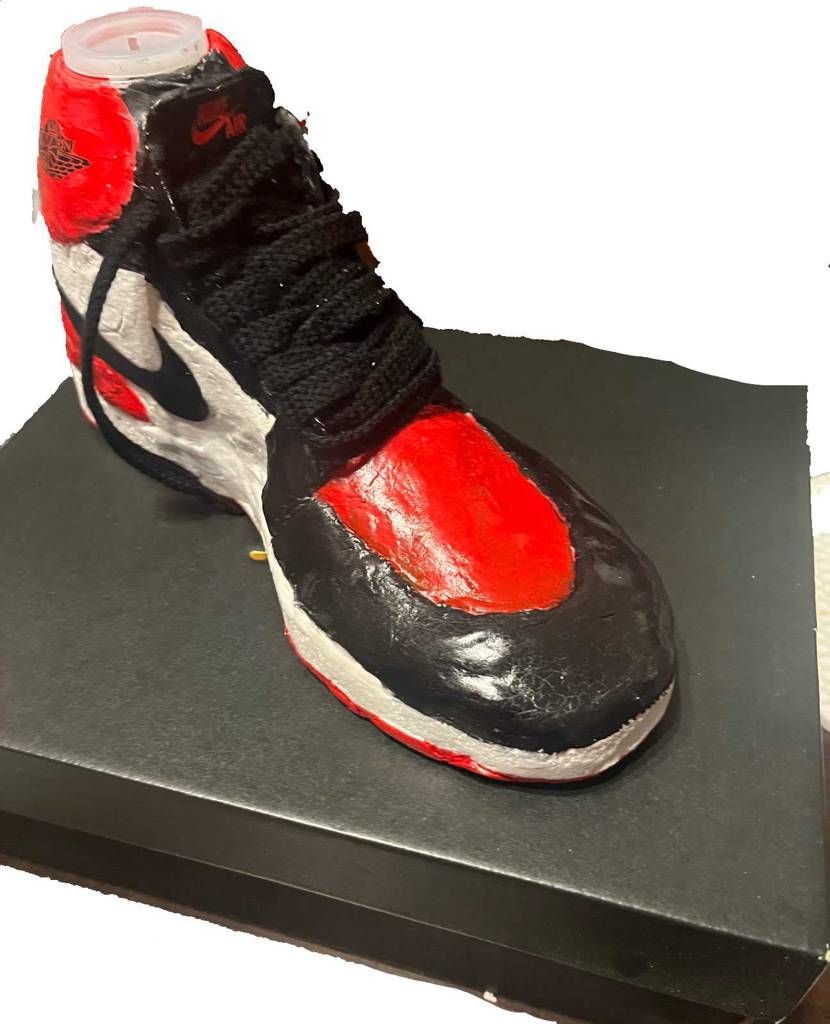 小学校の娘が夏休みの工作で作った貯金箱
まさかのAJ1Hight ブレッド