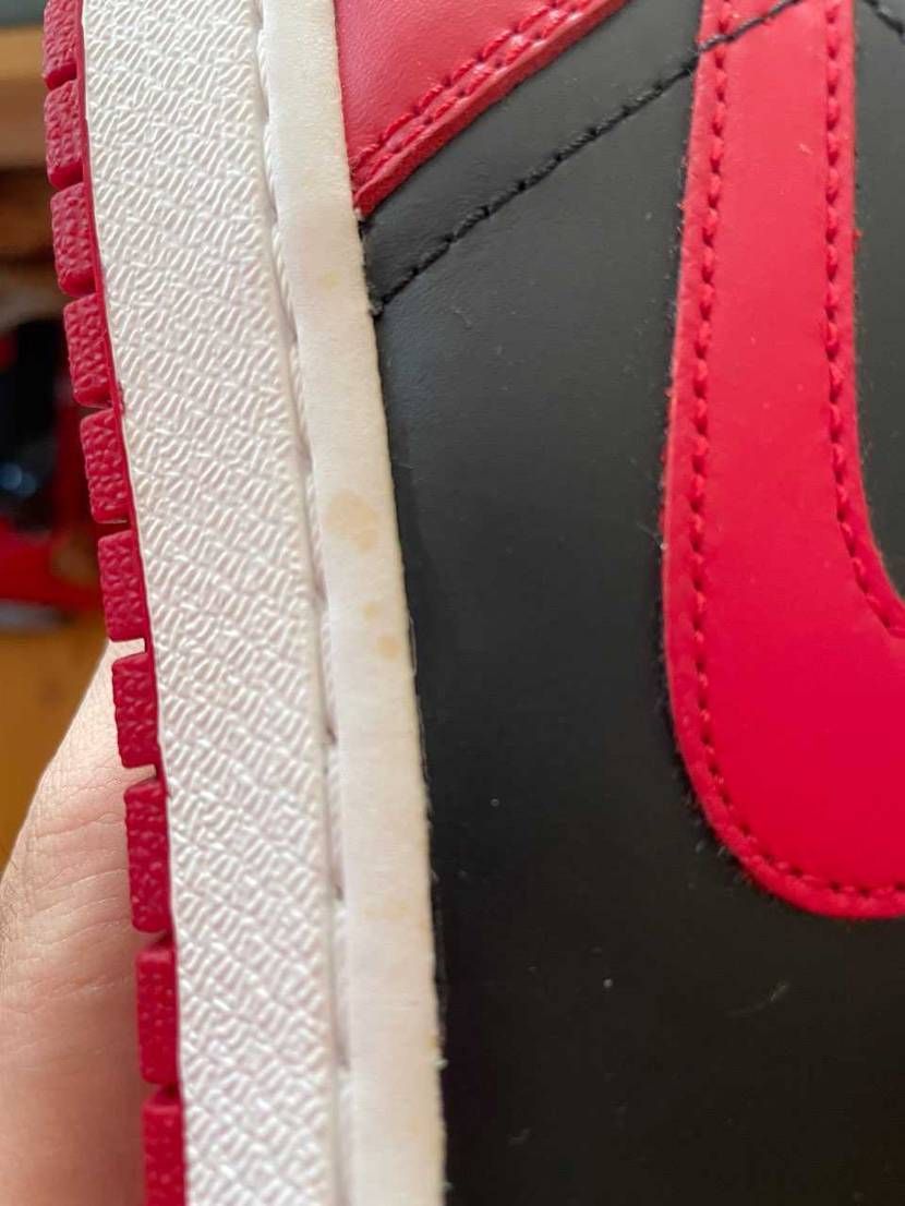 ジョーダン1bred2013を新品で購入したらミッドソールにシミが多数あり、スニ