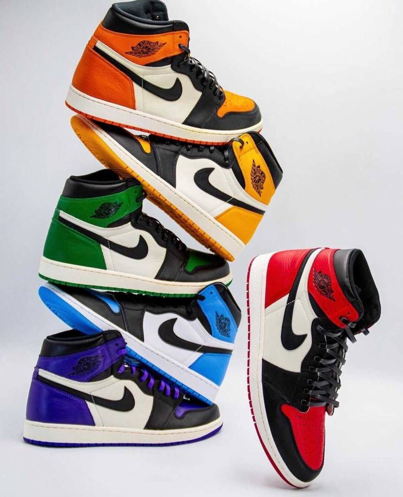 スニーカー初心者です。
この写真の、オレンジと赤はなんて言うスニーカーですか？