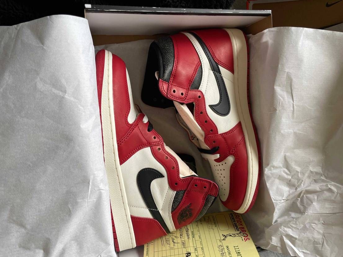 AJ1シカゴ到着で喜んだのも束の間、右足シュータンにボールペン🖊？インク？のよう