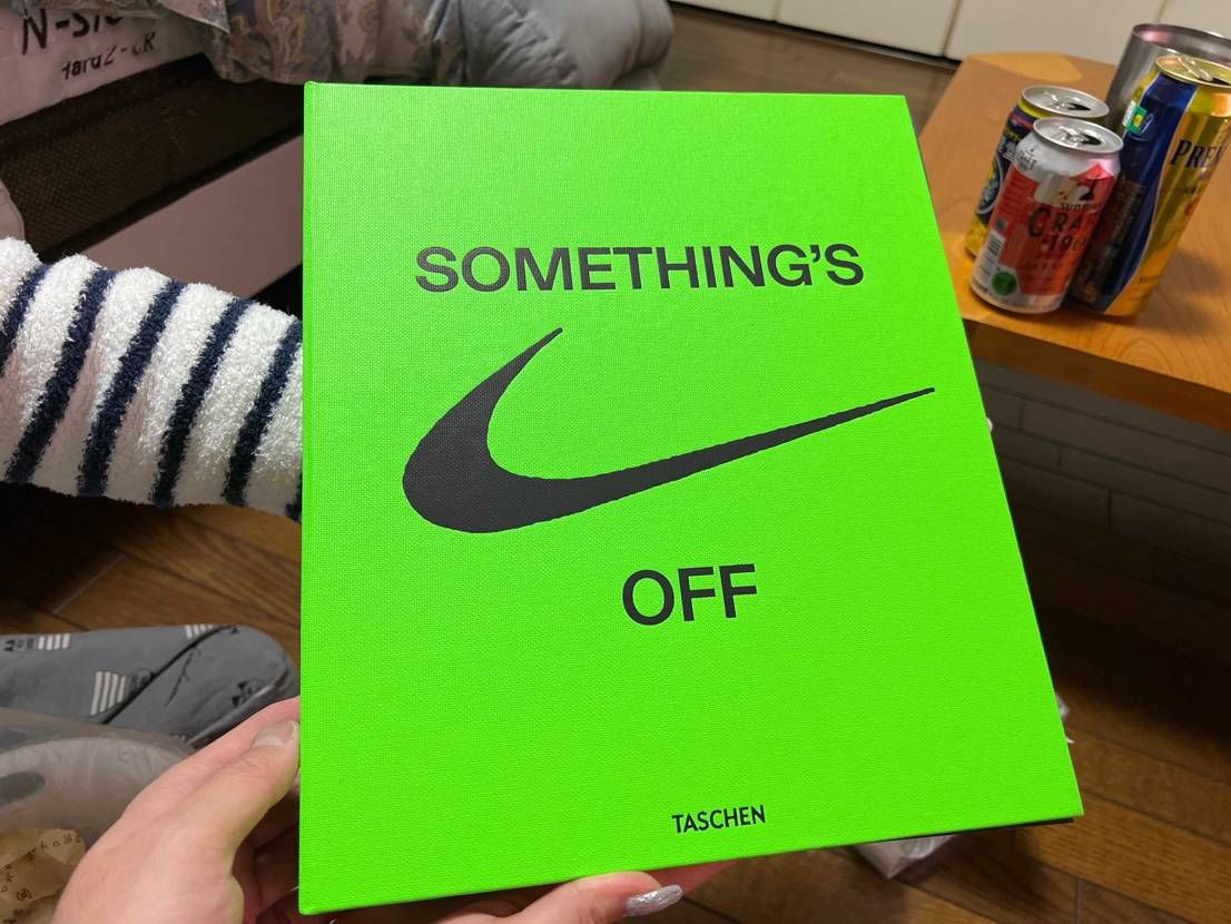 本屋さん行ったらこんな本が💦

買うしか無くて英語読めませんが宝にします😍😍