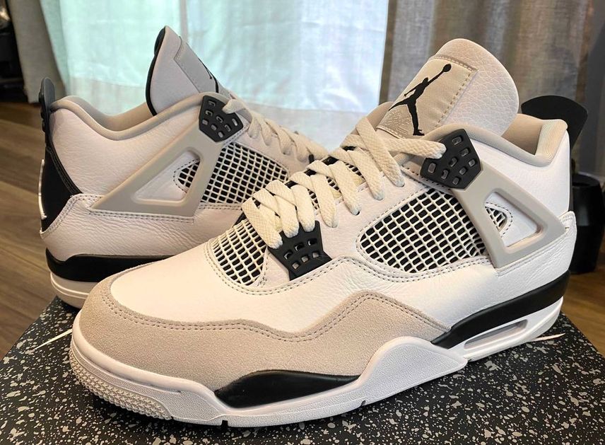 Nike Air Jordan 4
Military Black
atm