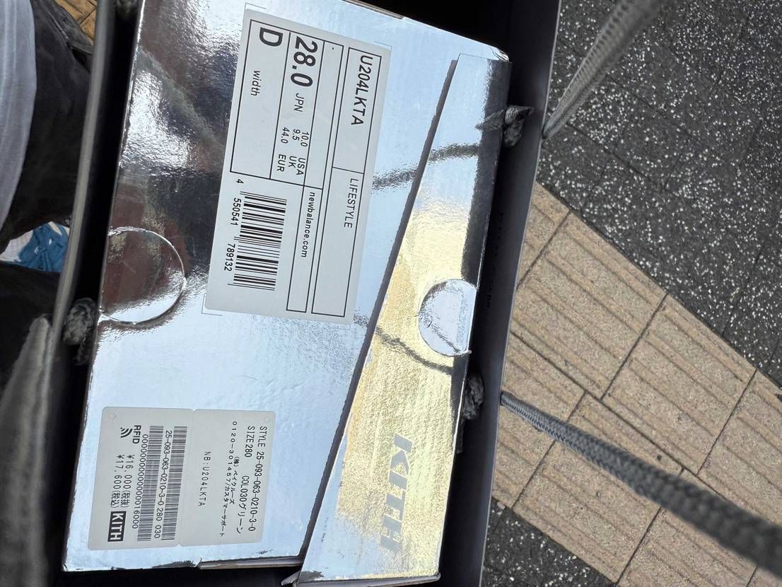 kith tokyo 17時
各色展示あり、残サイズ不明
横幅が狭いのでハー