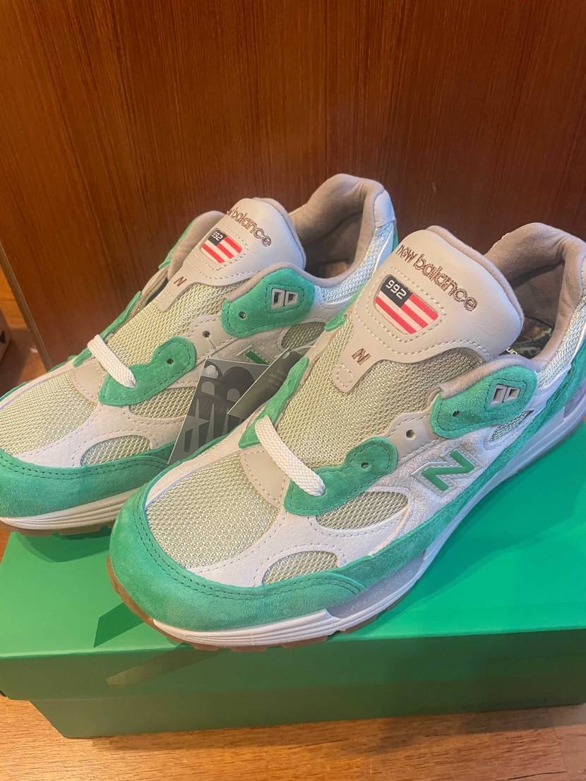 公式でメール登録し10分後にゲリラ販売の通知がきて、運良く購入できました。
シ