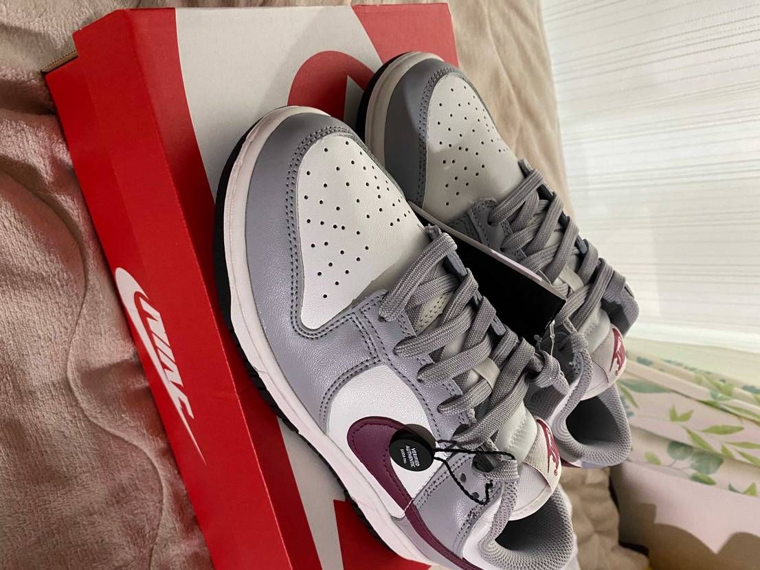 ナイキウィメンズダンクロー
初めてスニダンでの買い物でした。
割とお手頃価格