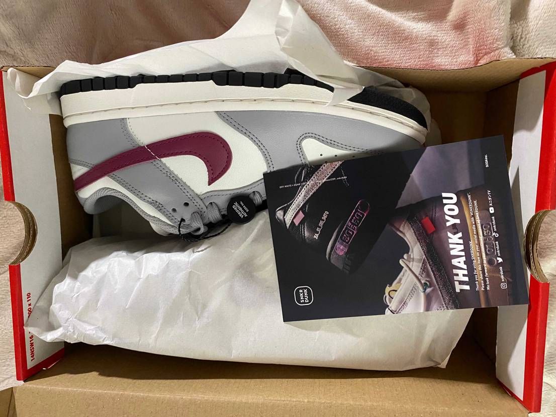 ナイキウィメンズダンクロー
初めてスニダンでの買い物でした