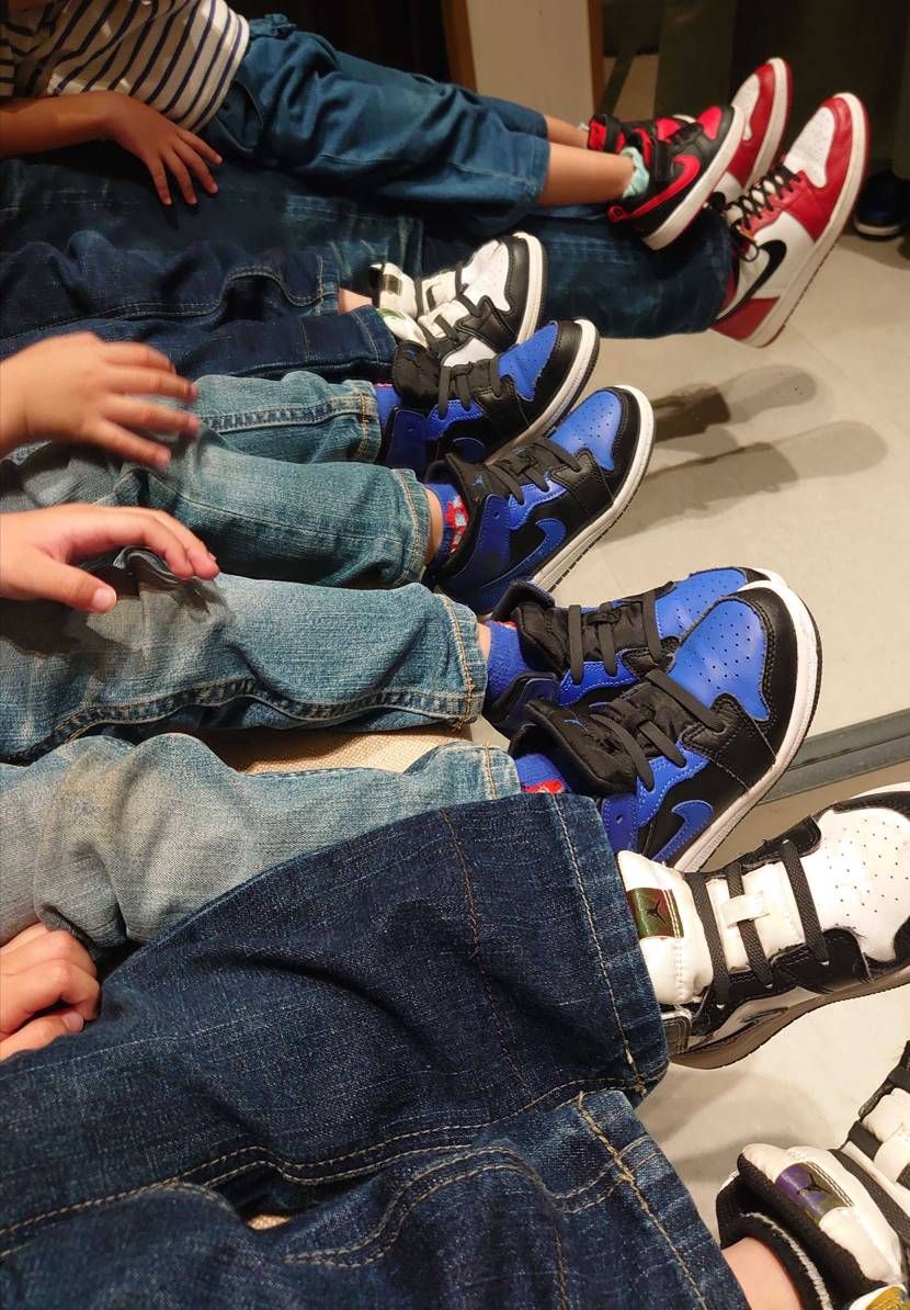 ママの試着待ち。
足がいっぱ～いと子供たちは楽しそう。
パパは家族皆でナイキ