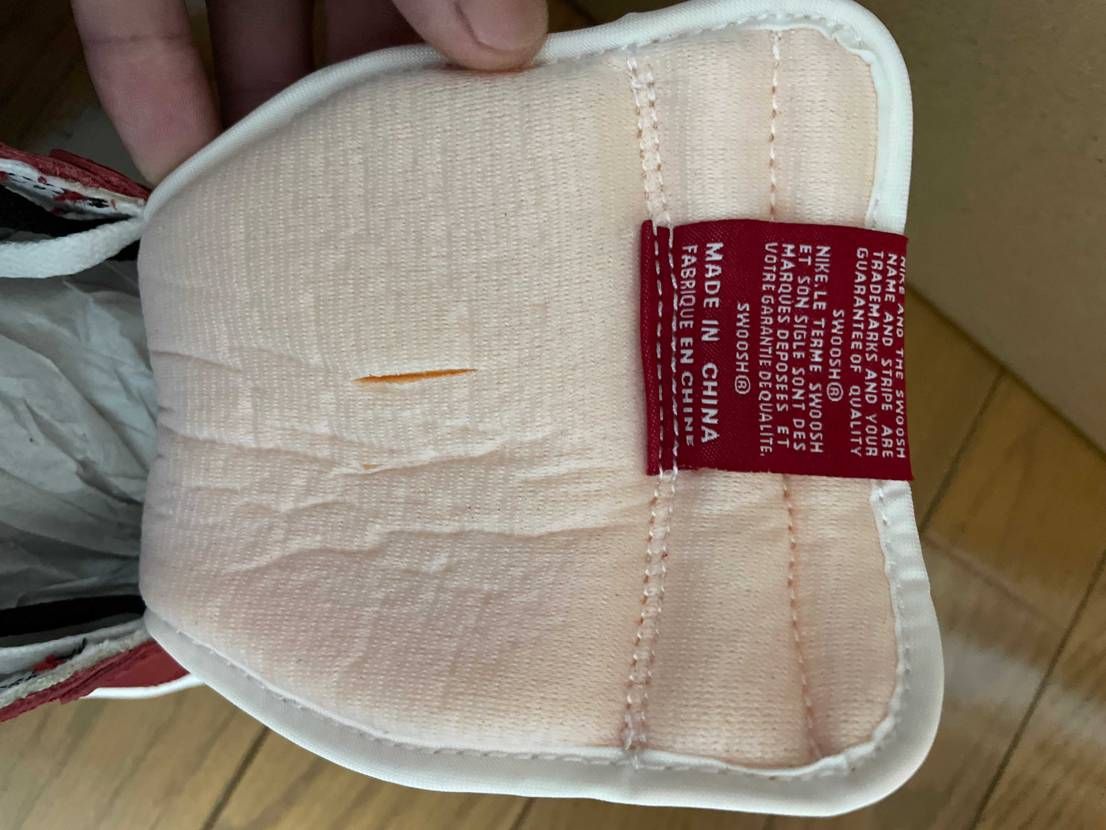 スニダンで買ったけど両方タンタグずれてる
NIKEクオリティですかね？それとも