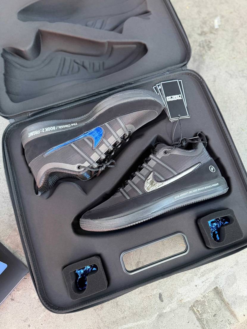 LAで行われたイベント限定の300足と同じデザインかと思ったけどスウッシュ部分が