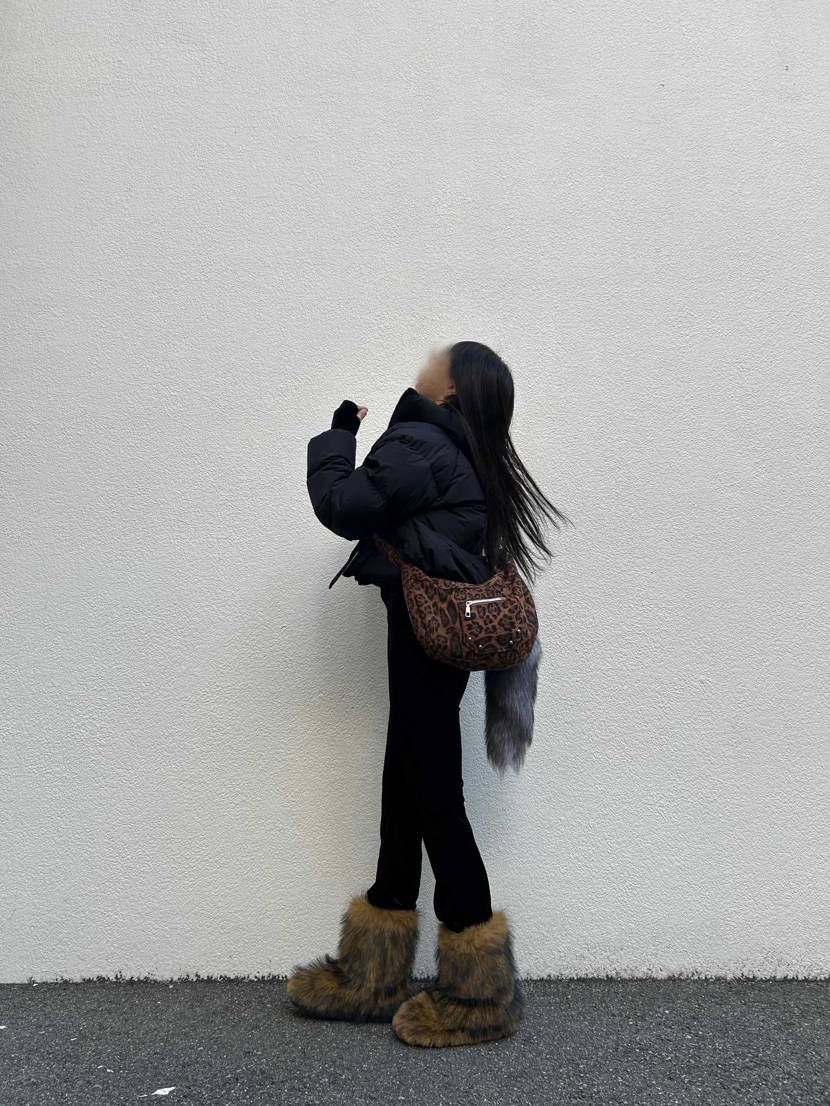 キャッツアイみたいな海外GAL風🖤

モコモコのブーツが