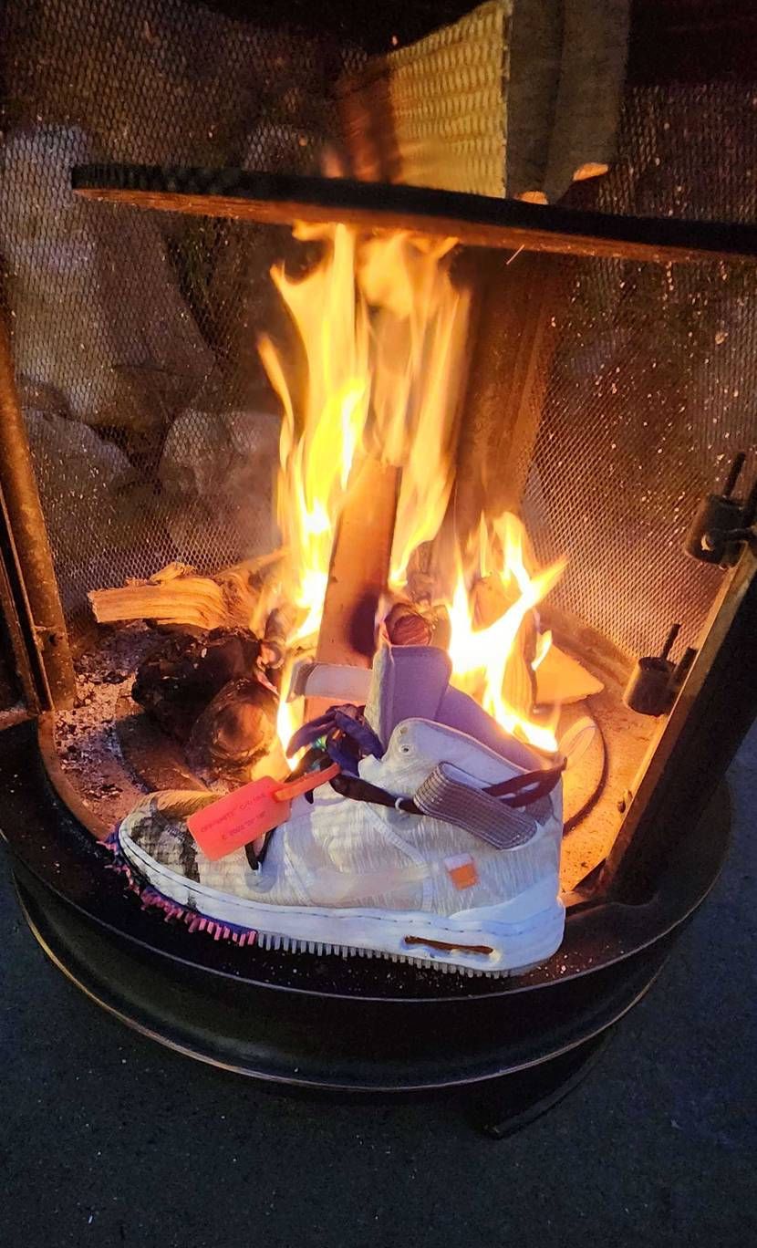 久々薪にしてやるシリーズ٩( 🔥ω🔥 )و
202のタッチペンをこぼしてしもて