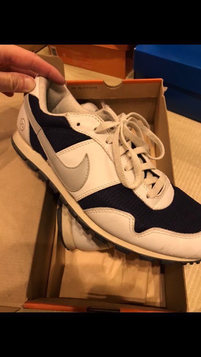 友人が実家から発掘したスニーカーですが調べても全く情報が出て