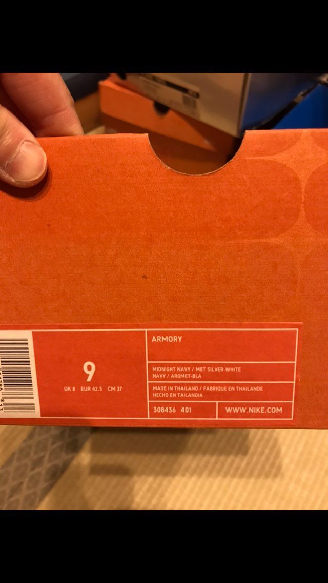 友人が実家から発掘したスニーカーですが調べても全く情報が出て