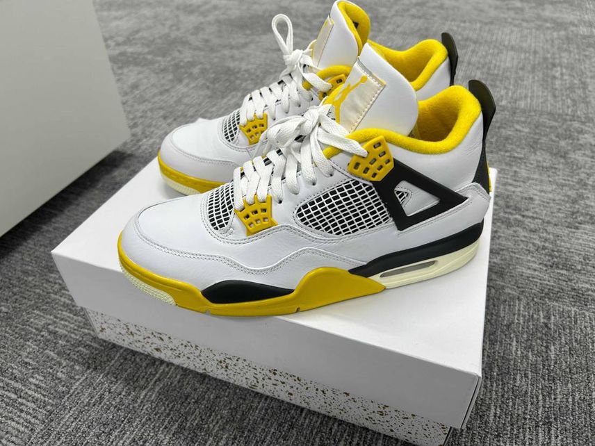 初ジョーダン4を一次にて購入👟
好きなカラバリだけど定価高すぎるよー💦