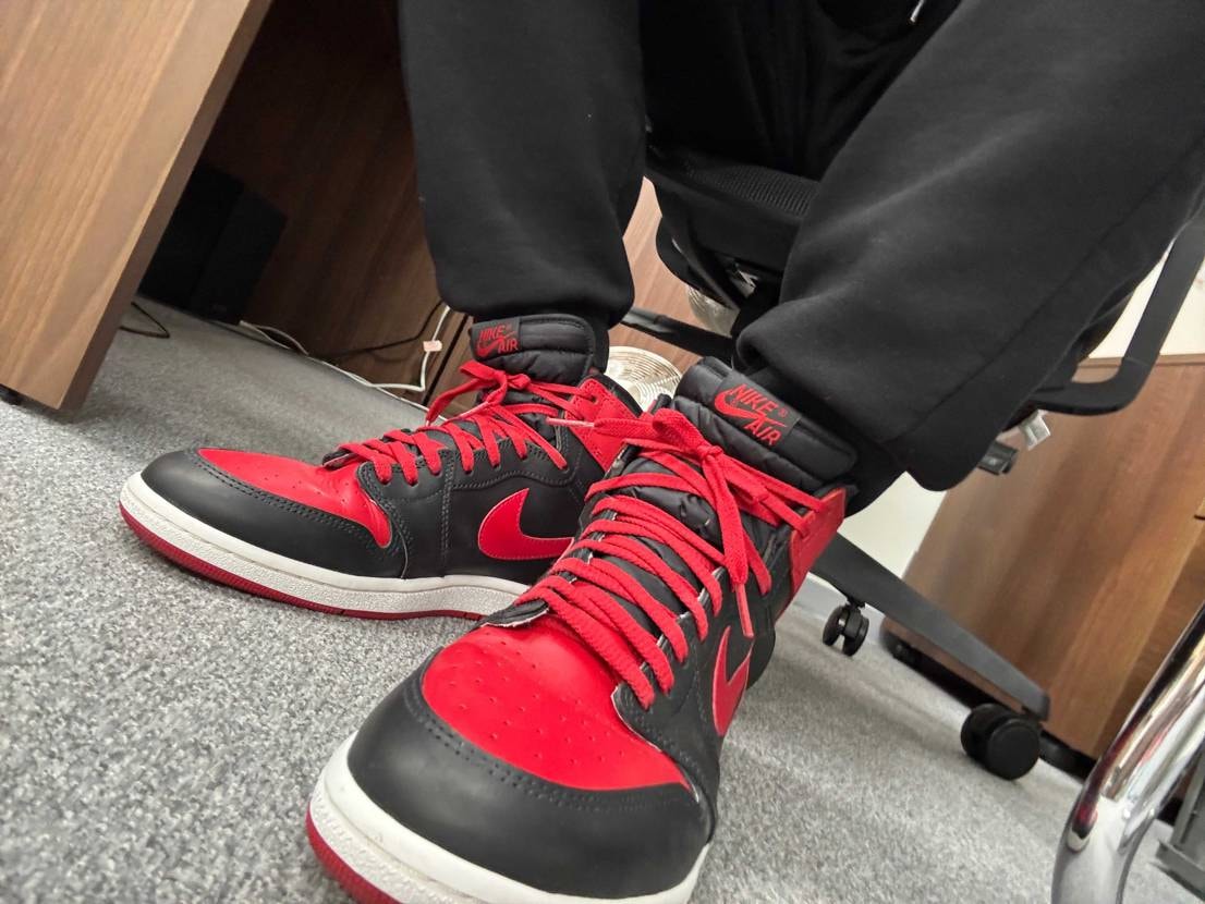 今日はBredで気分上げて会社に行きました。夜皆帰ってから1人写真撮って楽しんで