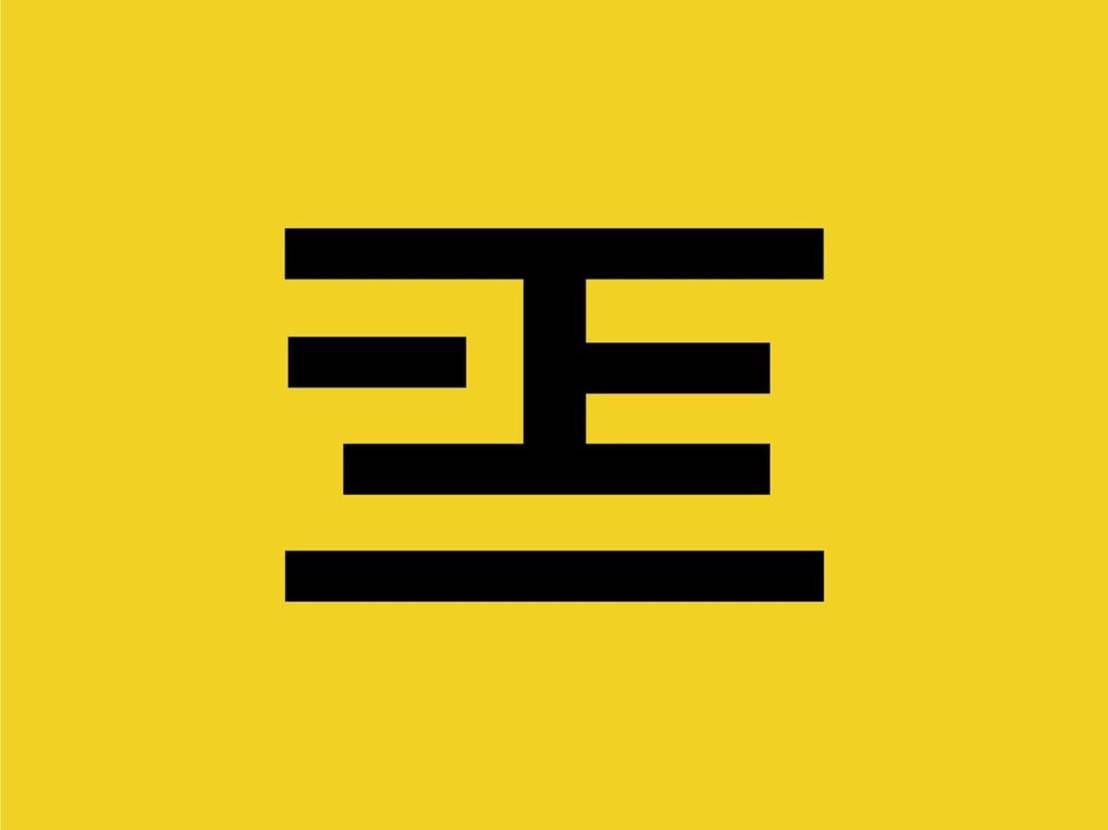 このロゴマーク、
簡潔な線の組み合わせが織りなす奥深さ

数字の「２」と「