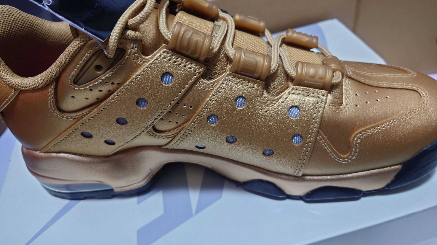 やっぱりGOLDだね。
数少なすぎて被らなそうだし。
渋谷はなかったからたぶ