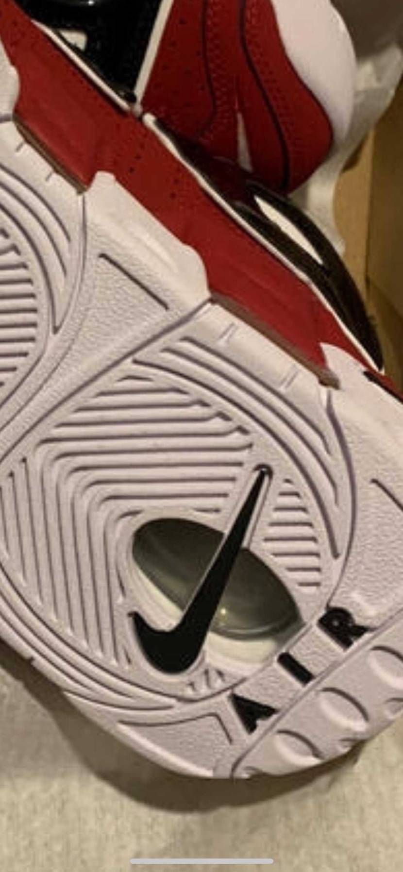 モアテンブルズをスニーカーズで購入したのですがこのスウッシュのあるエアの部分が押