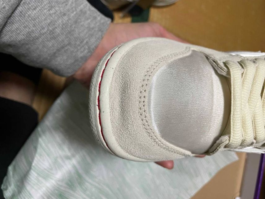 彼女とお揃いで買って実物すごい良くて喜んでたけど白の方つま先凹んどるーー😭😭