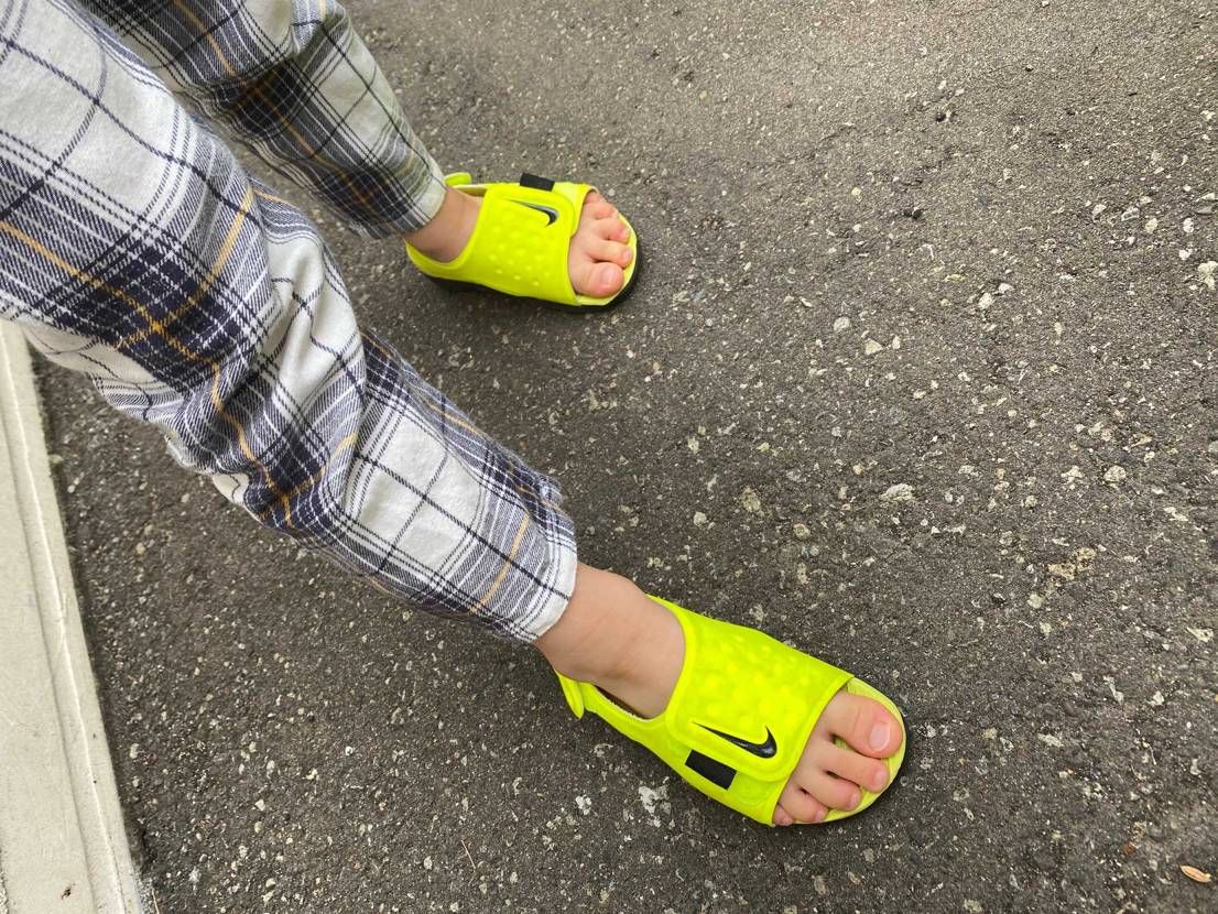 ざす！

雨です。
履き替えるか悩みます。
まぁ
