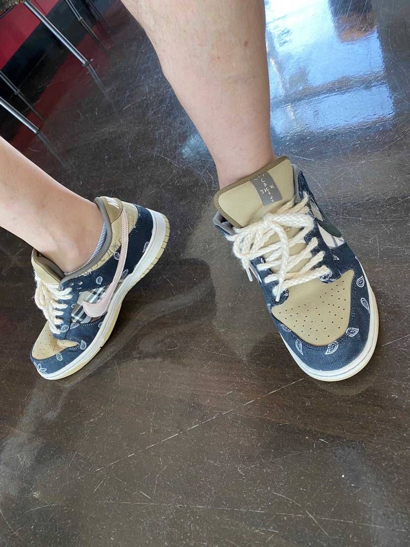 ざす！

札幌は、快晴。
今日は、ダンク履きましたとさ。