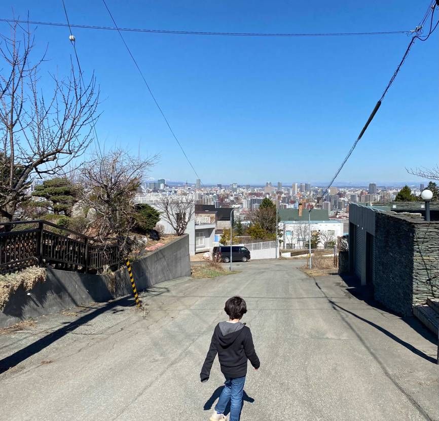 快晴!
息子と近所を散歩。。。
同じスニーカーとは思えない、汚れ具合w